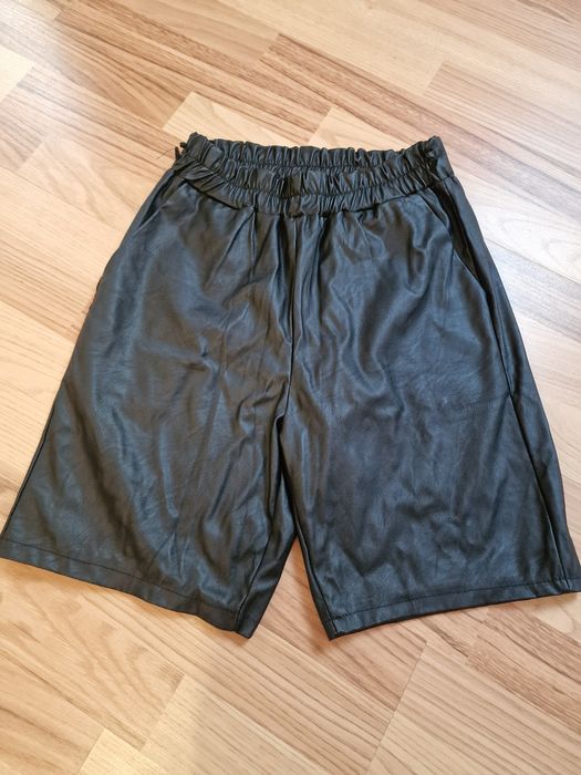 Pantaloni ce imita pielea negri