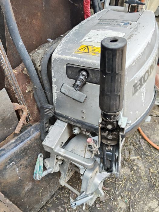 Vând sau schinb 2 motoare.Honda 9.9 și Jhonson 15 cp