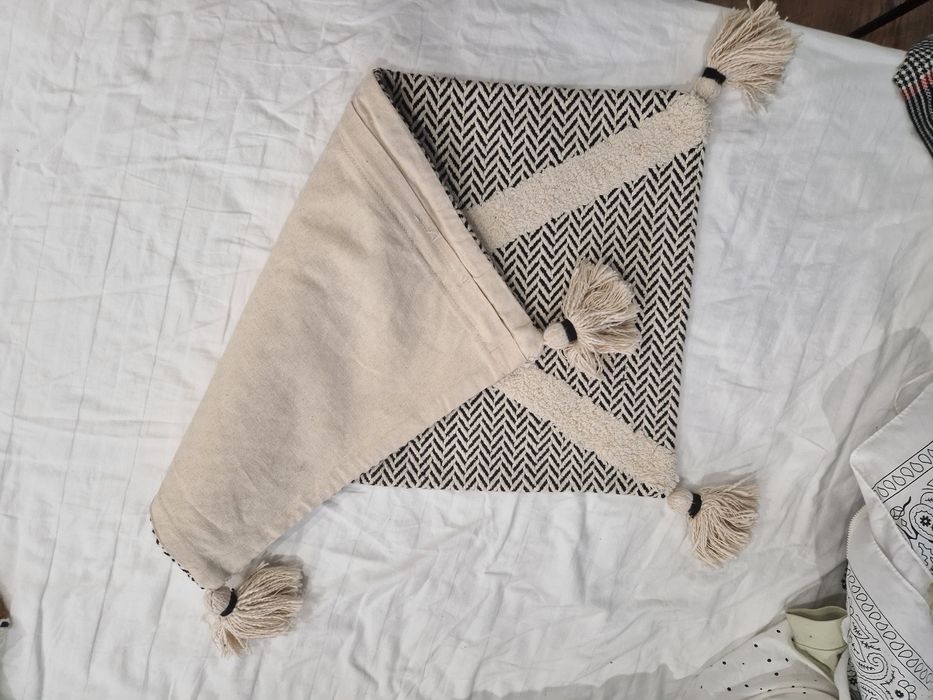 Подушки с индийской наволочной