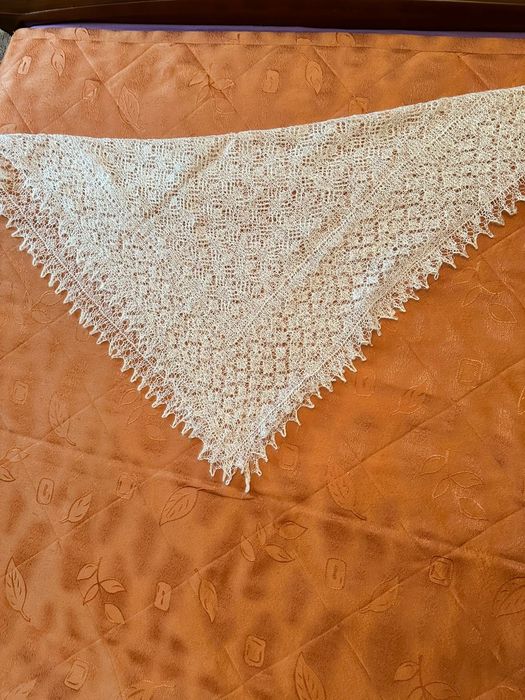 Паутинка шаль продам.