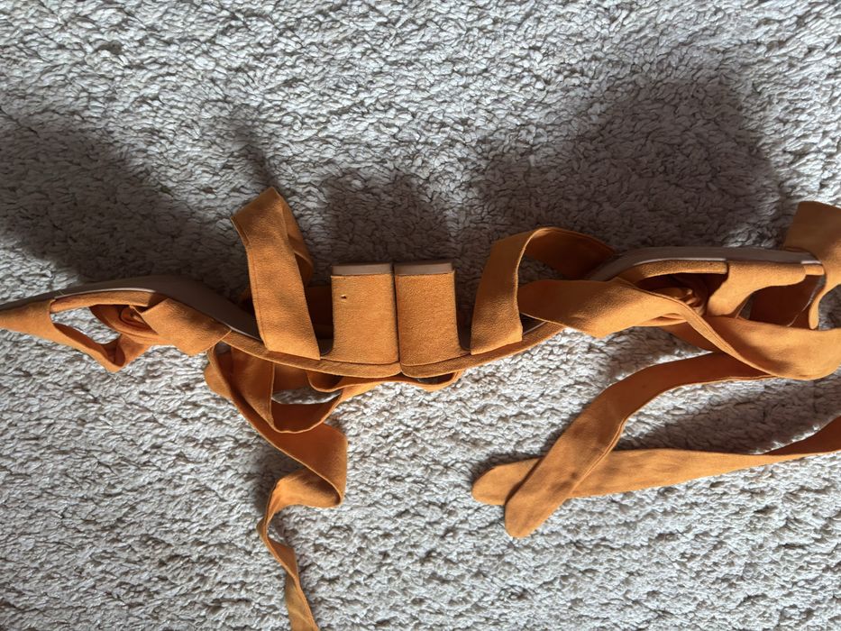 Sandale 38 cu  prindere snur pe picior  culoare mustar