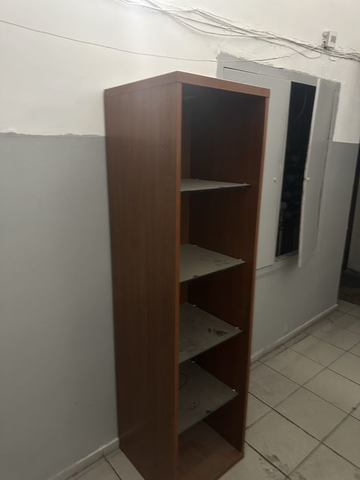 Шкаф с стеклянными полками