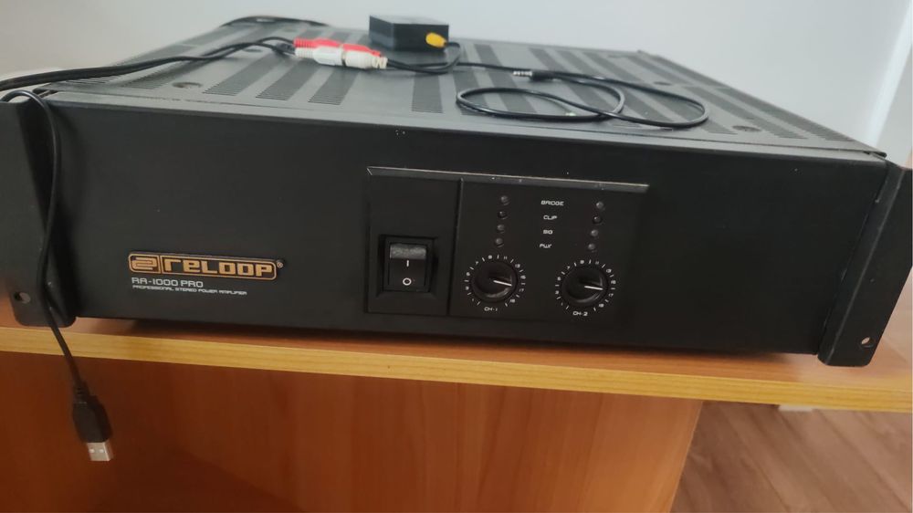 Vand 2 boxe MC Crypt cu statie si mixer