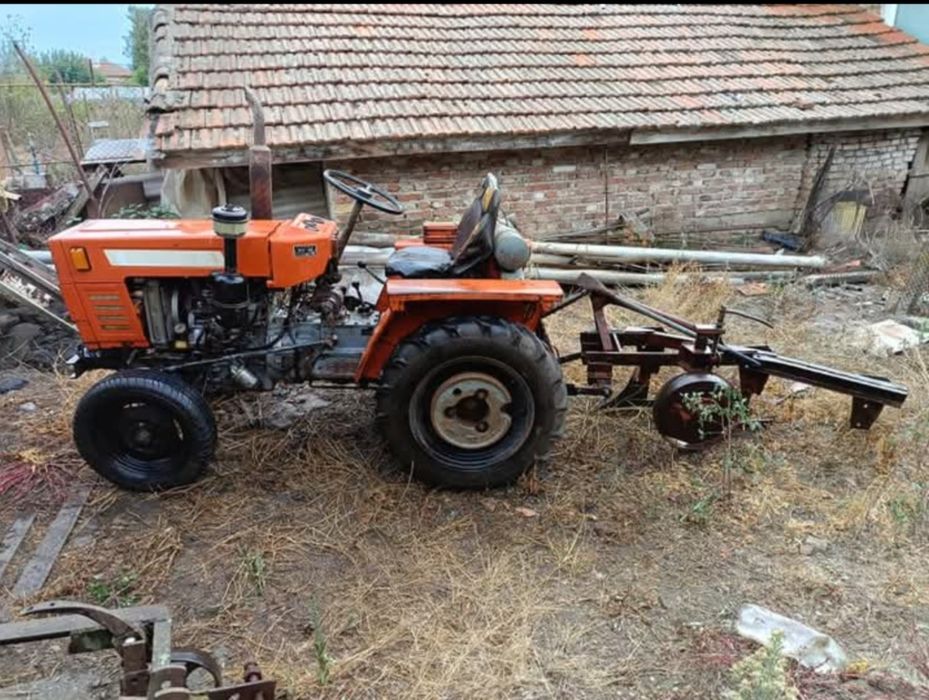 Трактор DFH 180.