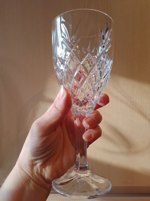 Два комплекта кристални чаши за вино и кристален пепелник