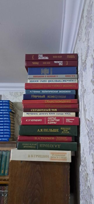 Различные книги по изучению политологии и др.: 100 000 so’m