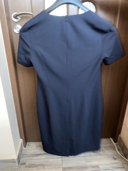 Rochie neagră Teamdress, ideală pentru birou sau ținute elegante.