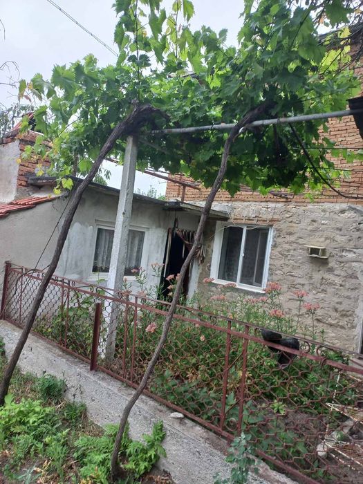 Продава се двуетажна къща ( с. Здравец, община Аврен, област Варна )