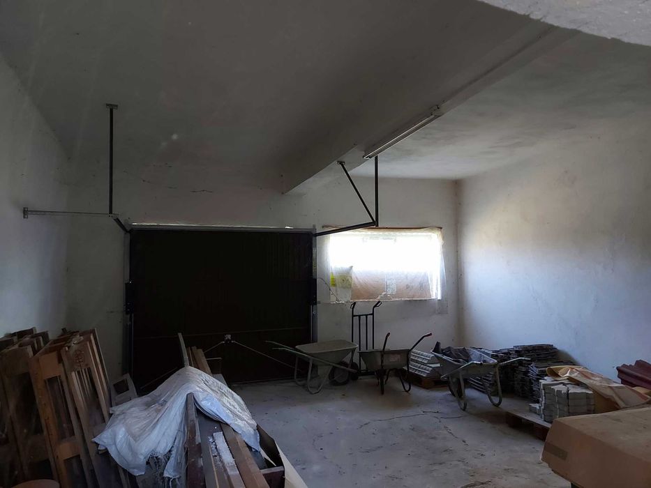 Hala 450  mp,teren 3000 mp la 35 km de vama Petea cu Ungaria