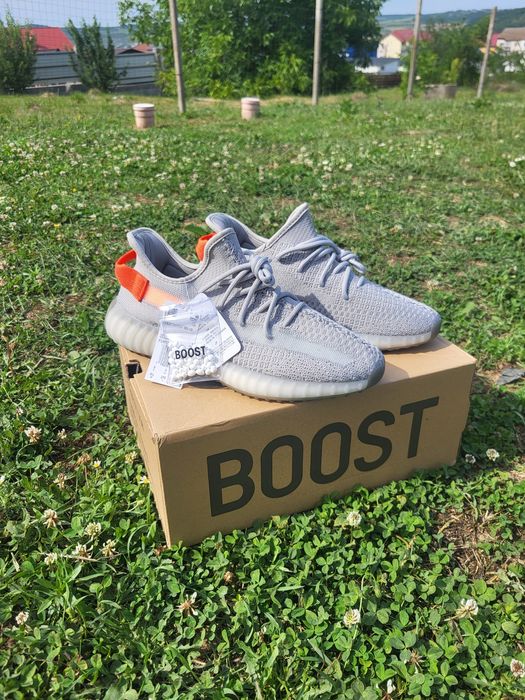 Yeezy 350 V2 Boost RedTail ( gri + rosu )