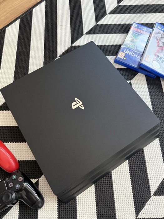 PlayStation 4 Pro (1tb) КАТО НОВ идва с 2 джоестика +5  игри подарък + всички нужни кабели (всичко в перфкетно състяоние)