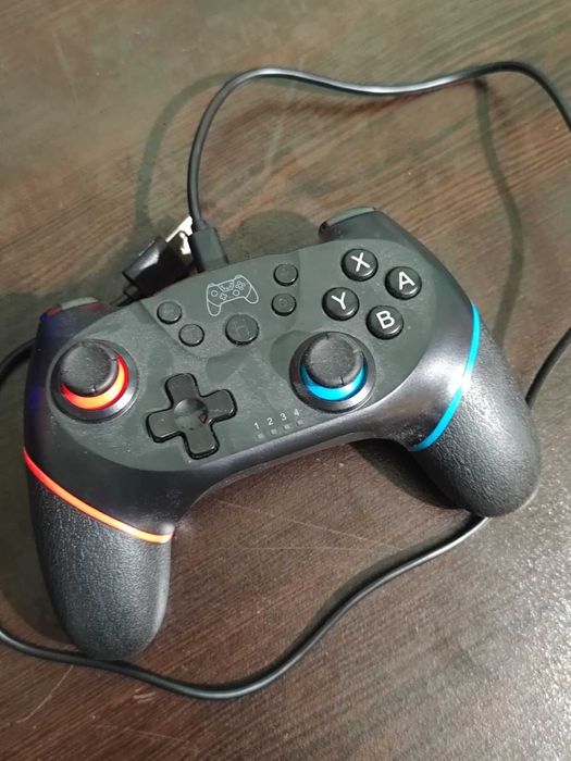 Два джойстика с кабел и два чифта геймърски слушалки