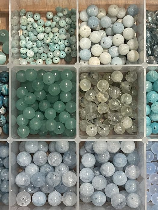 Кутия мъниста за бижута — естествени камъни, минерали и други