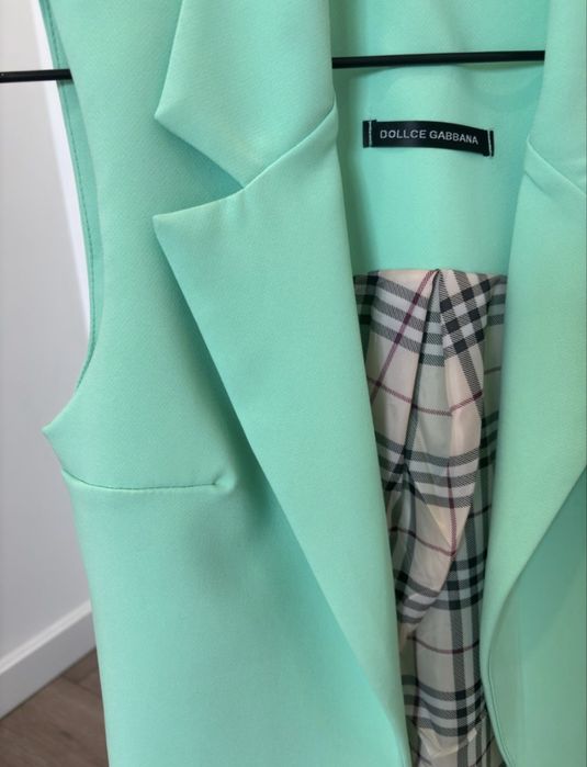 Жилет, очень красивый цвет