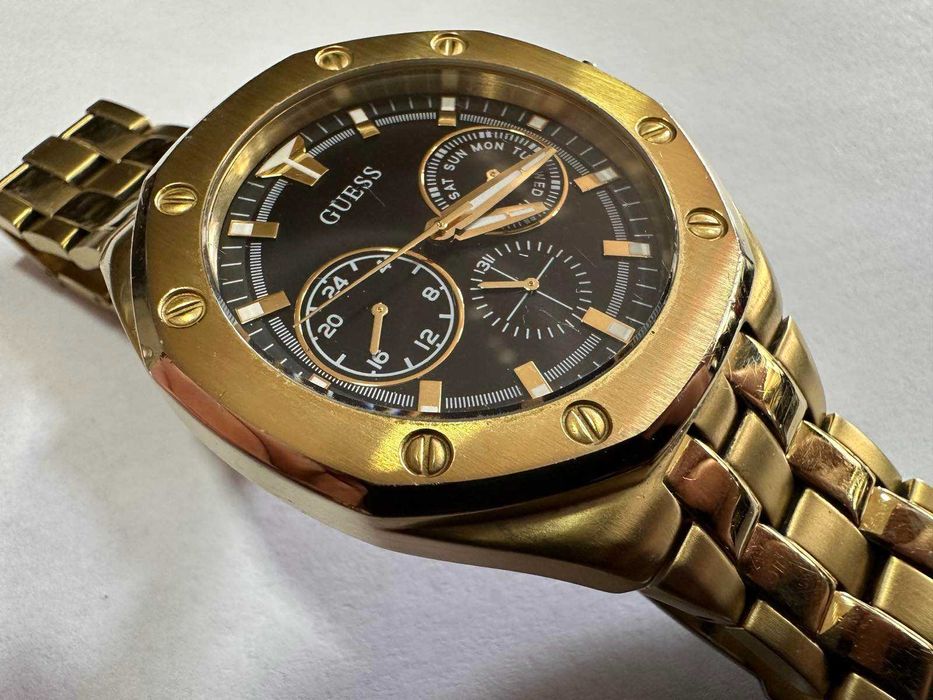 Продавам мъжки часовник Guess GW0278G2