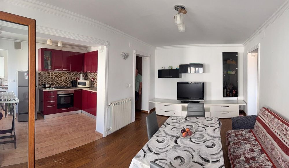 Vând Apartament 3 Camere, 65 mp, etaj 2 Str.  Salcâmului