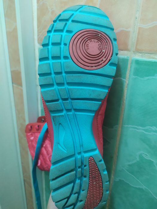 Продам кроссовки фирмы Li-Ning