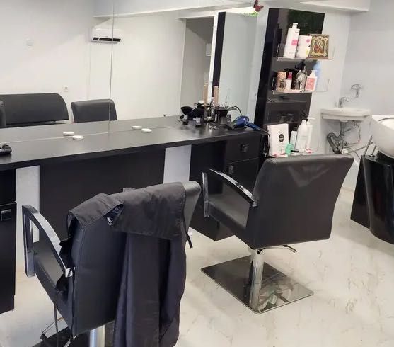 Измивна колона с 2 бр. фризьорски столове