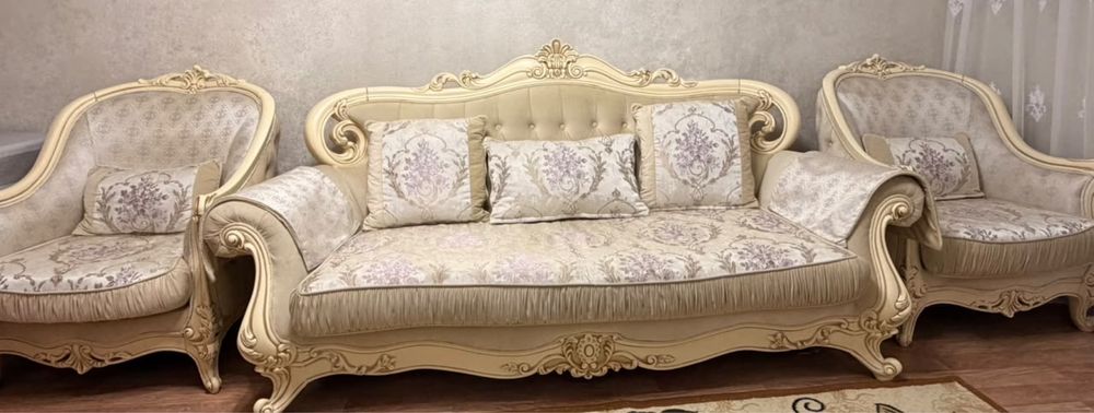 Продается классический диван
