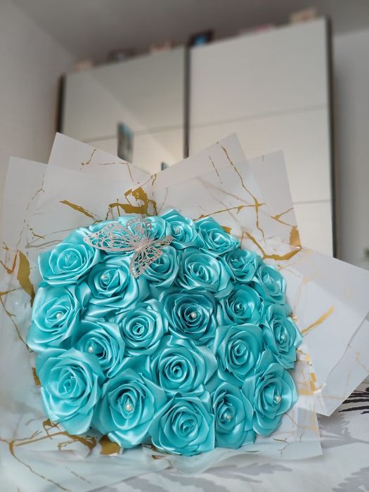 Vând buchete de trandafiri din satin