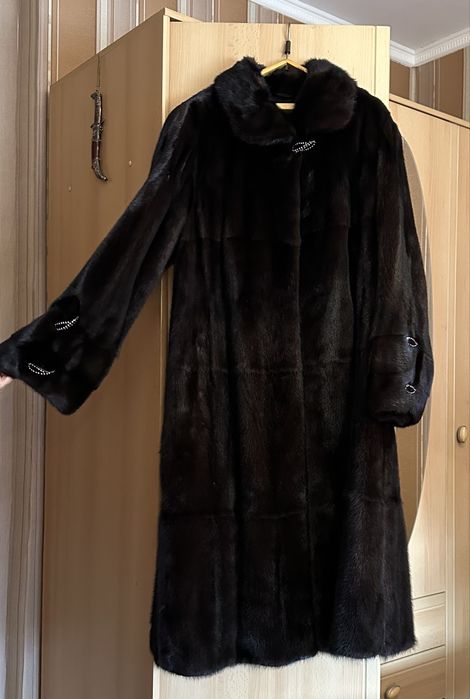 Шуба норковая, длинная.