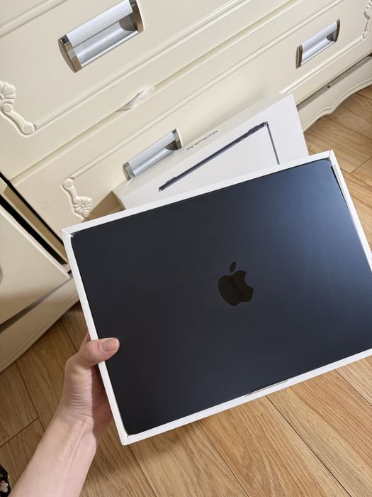 Macbook 13-inch M3/256