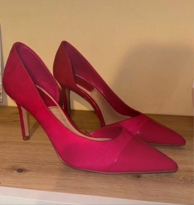 pantofi roz.