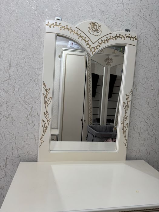 Комод с зеркалом