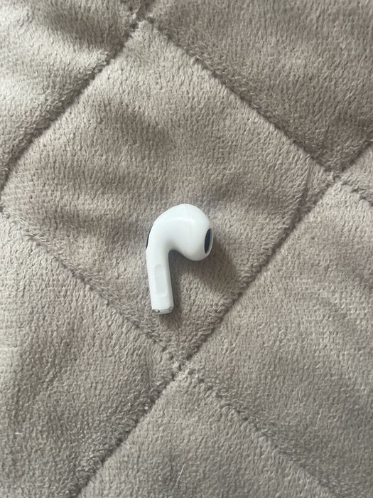 Продам 1 наушник от airpods