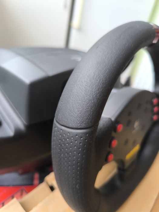 Игровой руль Logitech MOMO Racing