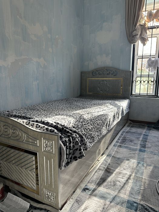 Односпальная кровать ичи очиладиг, матраси кутарилади