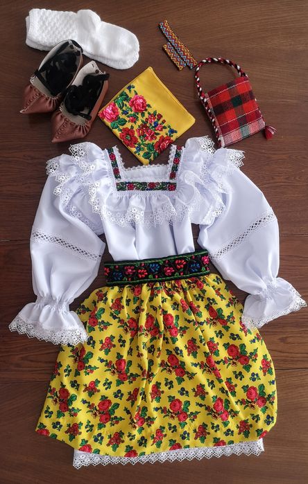 Costum popular pentru doamne și domnișoare de Maramureș, galben