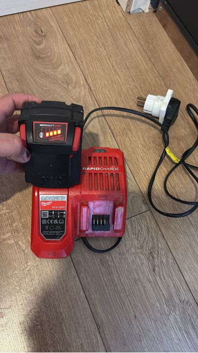 Millwakee incarcator fast si baterie 5 ah