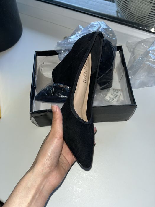 Черные туфли на каблук