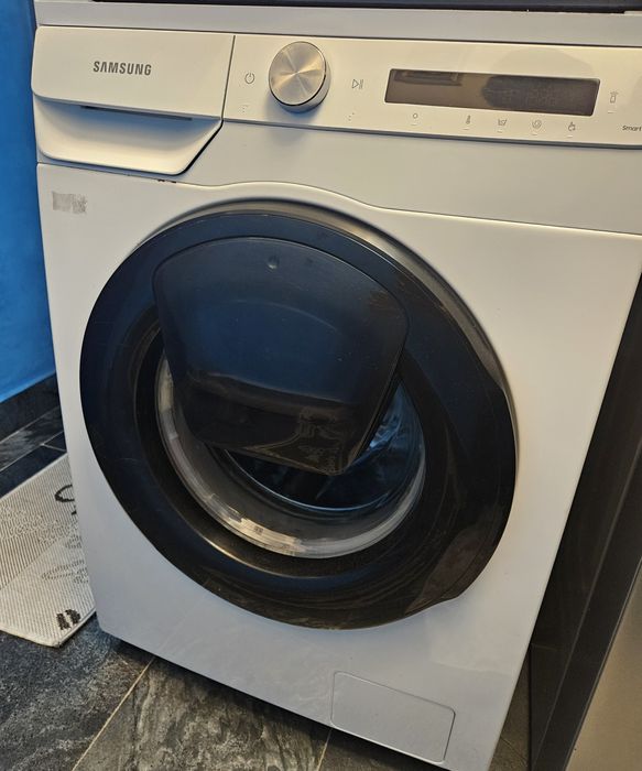 Vând mașina de spălat Samsung cu încărcare frontala.