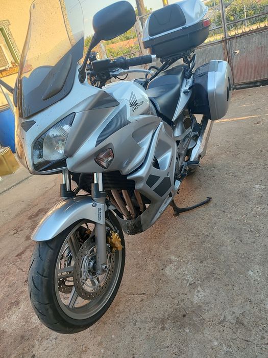 Продавам мотор Honda CBF 100 много добро състояние сменена верига запчатки предна голяма слюда0