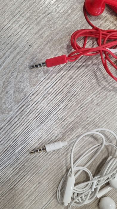 Продавам кабелни слушалки