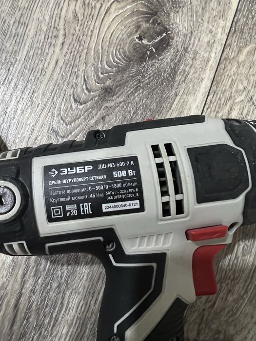 Продаю шуруповерт Зубр