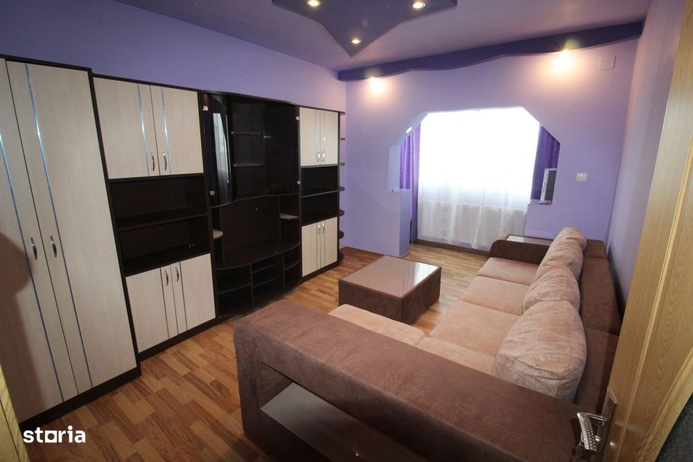 Vând apartament 2 camere în Călan, zona str. Florilor et. 4 decomandat