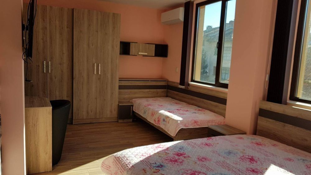 Дава се под наем Двустаен апартамент в Плевен, Идеален център - 75 кв.м за 400 € - Снимка #3