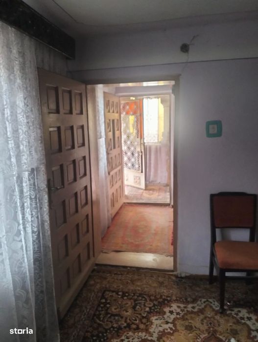 Casă de vânzare cu teren.