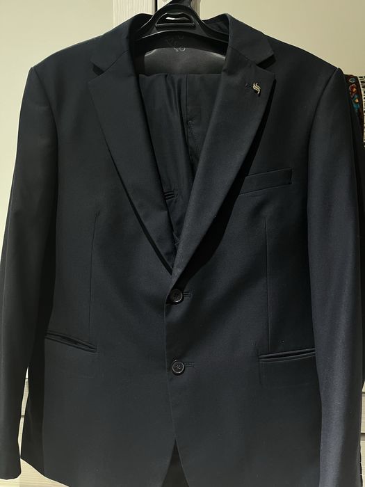 Костюм тройка новый почти