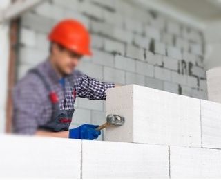 Каменщик сделает кладку из газоблока!
