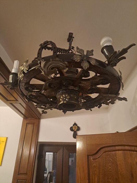 Vand lustre din roti de caruta autentice si fier forjat