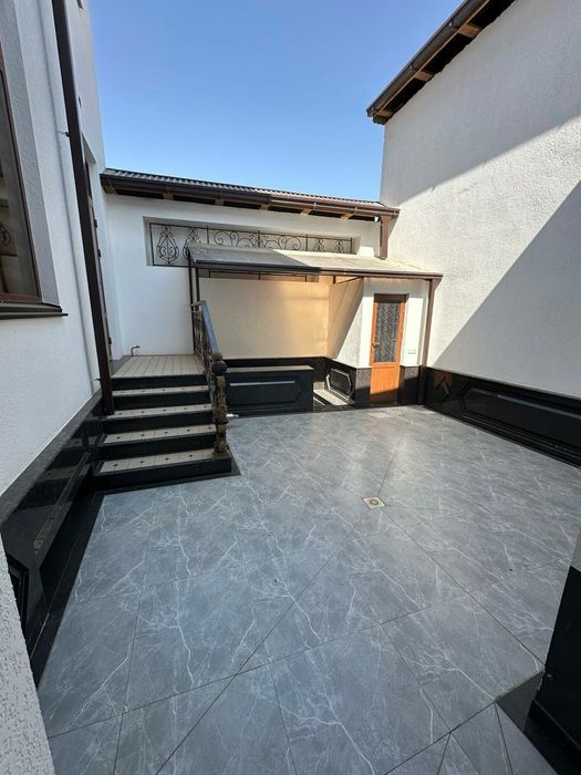 Продается 2 этажни шикарний евро ремонтом дом земля сентр городе кафта