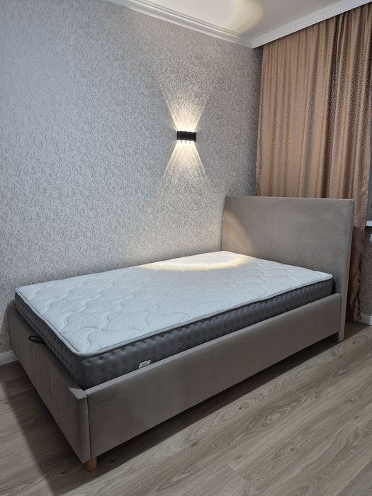 Продам кровать с ортопедический матрасом