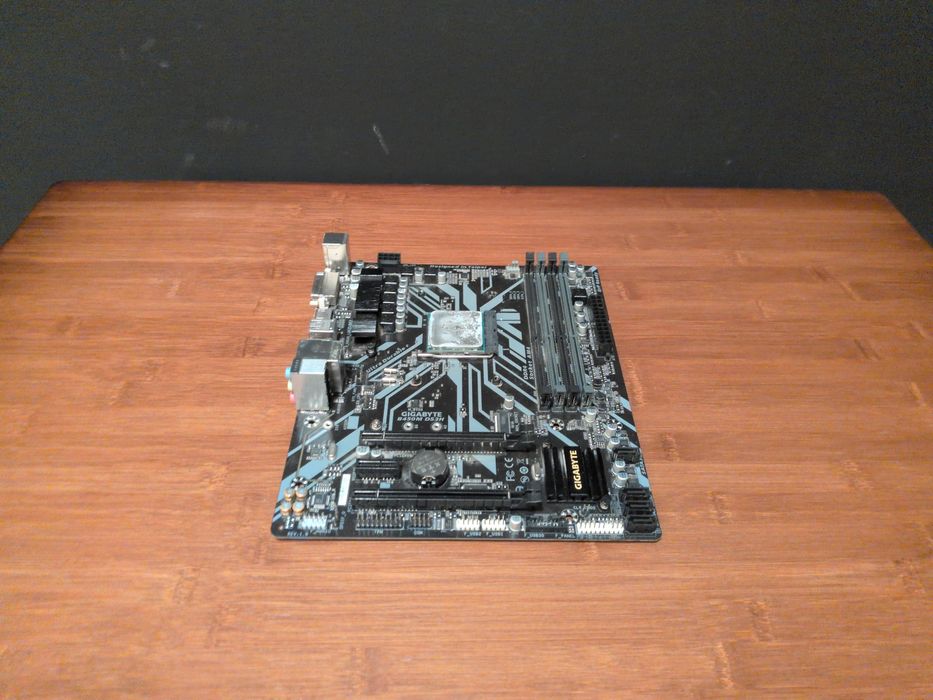 Pentru piese: Gigabyte B450M DS3H + Ryzen 5 1600