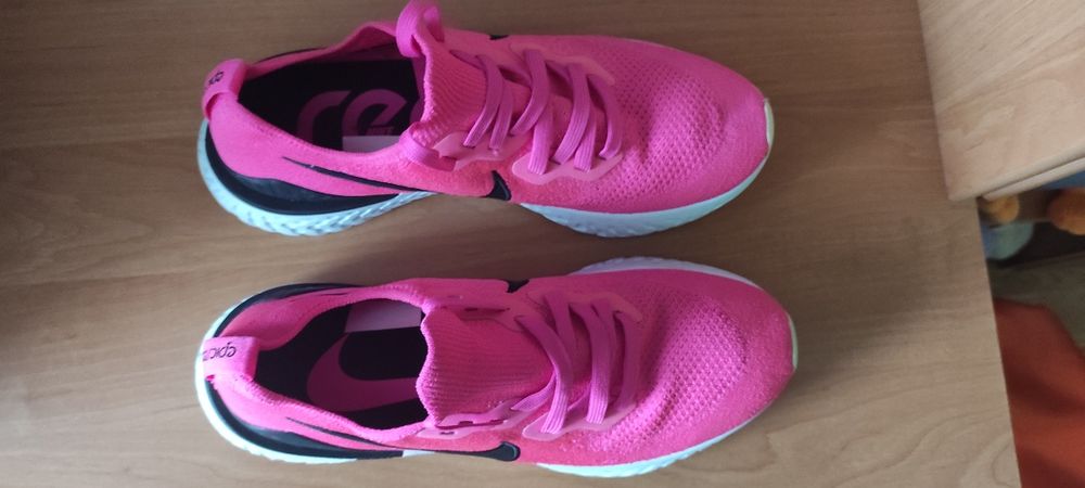 NIKE   Маратонки