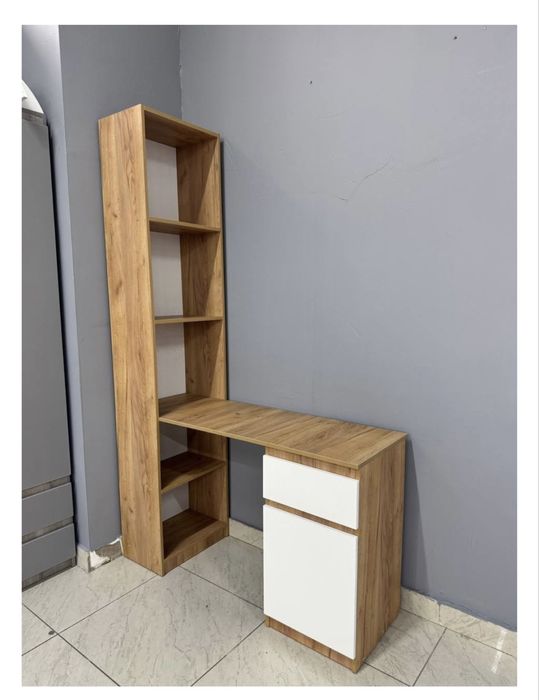 Рабочий стол с полками