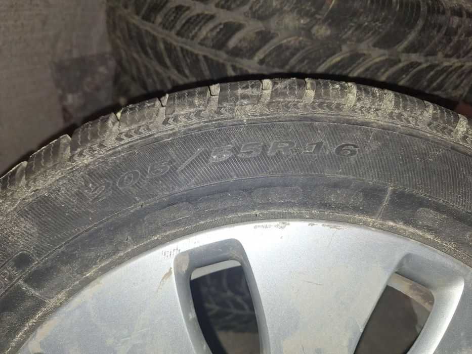 Продавам  зимни гуми 16 ки свалени от ауди а 4. Гумите са на един сезо